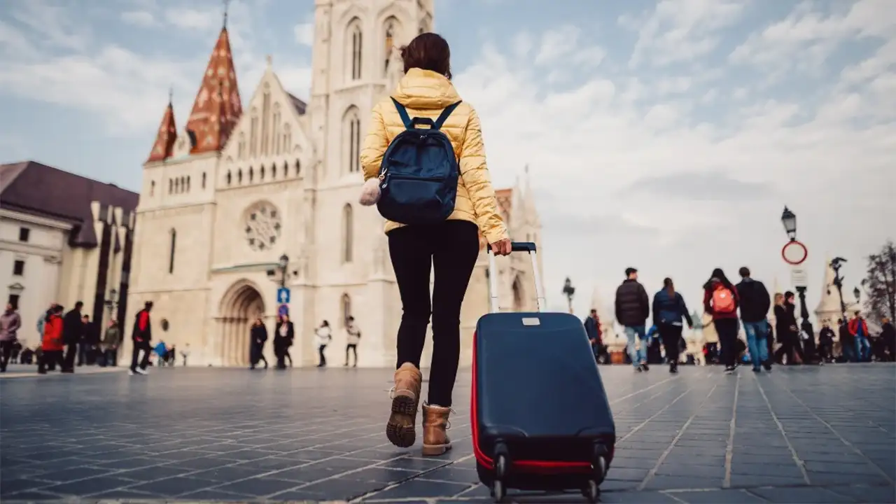 تُعد تجربة السفر للدراسة إلى الخارج من التجارب الهامة والمفيدة ثقافيًا وحضاريًا، التي تؤثر في مناخ طلب العلم بأسلوب مرن مليء بالثقافات والفنون المتنوعة.